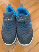 Gri renkli, baskılı desenli Skechers erkek çocuk spor ayakkabısı, cırt cırtlı ve kauçuk tabanlıdır, sokak stiline uygundur.