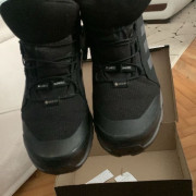 Siyah, bağcıklı, kauçuk malzemeden yapılmış, gri baskılı desenli erkek çocuk botu